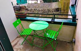 Studio En Rdc Avec Balcon Centre Vitre